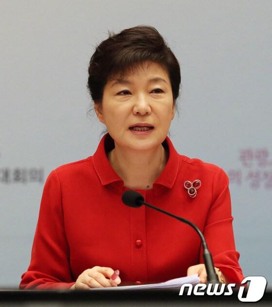 본문 이미지 - 박근혜 대통령이 17일 오전 청와대에서 열린 제1차 관광진흥확대회의에 참석해 인사말을 하고 있다.(문화체육관광부 제공) 2013.7.17/뉴스1 © News1 이광호 기자