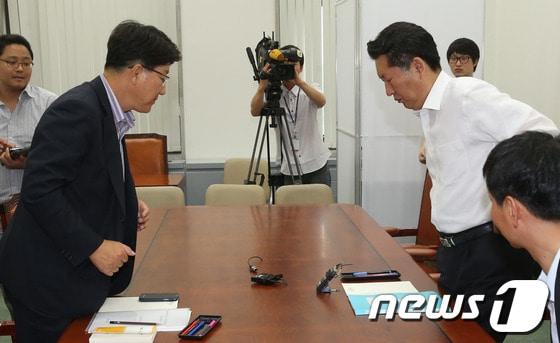 본문 이미지 - 민주당 김현, 진선미 의원이 국정원 국조특위 위원직을 사퇴한 17일 서울 여의도 국회에서 국정원 국정조사특위 새누리당 권성동, 민주당 정청래 간사가 국정조사 실시계획서에 대한 논의에 앞서 자켓을 벗고 있다. 2013.7.17/뉴스1 © News1 송원영 기자