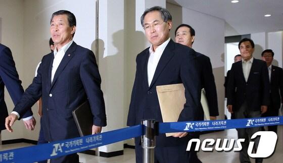 본문 이미지 - 새누리당 황진하 의원&#40;왼쪽&#41;과 민주당 우윤근 의원 등 여야 열람위원들이 17일 오후 경기도 성남 국가기록원에서 2007년 남북 정상회담 대화록 2차 예비열람을 위해 열람장소로 이동하고 있다. 2013.7.17/뉴스1 © News1 허경 기자