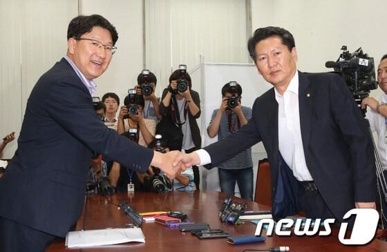 본문 이미지 - 민주당 김현, 진선미 의원이 국정원 국조특위 위원직을 사퇴한 17일 서울 여의도 국회에서 국정원 국정조사특위 새누리당 권성동, 민주당 정청래 간사가 국정조사 실시계획서에 대한 논의를 하고 있다. 2013.7.17/뉴스1 © News1 송원영 기자
