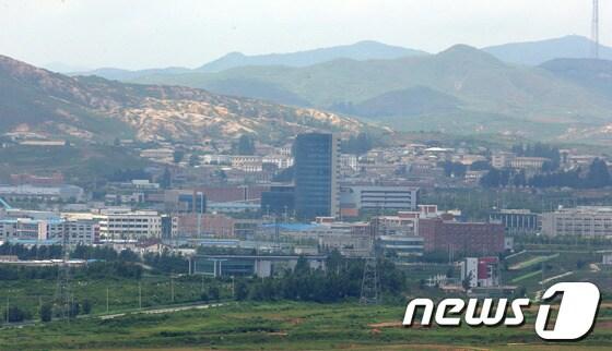 본문 이미지 - 경기도 파주 도라산 통일전망대서 바라본 개성공단 전경. 2013.7.17/뉴스1 © News1 한재호 기자