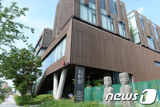 본문 이미지 - 검찰이 전두환 전 대통령의 아들 전재국씨의 시공사에 대해 추가 압수수색에 나선 17일 취재진이 시공사 건물을 촬영하고 있다. 시공사는 전두환 전 대통령의 장남인 전재국씨가 50.53% 차남인 전재용씨, 장녀인 전효선씨, 삼남인 전재만씨, 장자부인 정도경씨도 각각 5.32%의 지분을 가지고 있다. 친인척 관계자의 지분율이 70% 이상인 것으로 알려졌다.2013.7.17/뉴스1 © News1   이동원 기자
