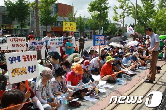 본문 이미지 - 입주민들이 임대료 인상 반대를 요구하는 집회를 군산시청 민원실 앞에서 갖고 있다 © News1 