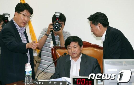 본문 이미지 - 18일 오전 서울 여의도 국회에서 열린 국정원 국정조사 특별위원회 전체회의에서 신기남 위원장이 새누리당 권성동, 민주당 정청래 간사와 기관보고 일정을 논의하고 있다. 민주당 김현,진선미 의원의 사퇴로 보름 만에 정성화 된 특위는 오는 24일부터 26일까지 법무부와 경찰청, 국정원으로부터 기관 보고를 받는다. 2013.7.18/뉴스1 © News1 허경 기자