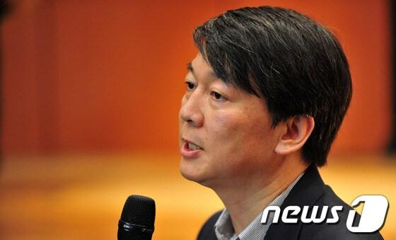 본문 이미지 - 18일 오후 전북을 방문한 안철수 의원이 전주시 덕진구 덕진예술회관에서 기자간담회를 하고 있다. 2013.7.18/뉴스1 © News1 김대웅 기자