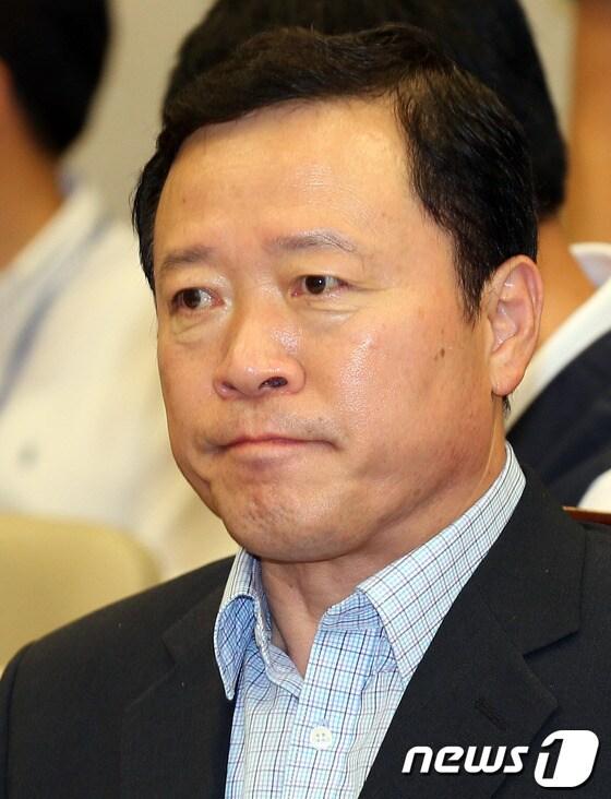 본문 이미지 - 박경국 국가기록원장이 지난 18일 국회에서 열린 운영위원회 2007년 남북정상회담 대화록 열람 관련 긴급회의에 출석해 굳은표정으로 앉아 있다. 2013.7.18/뉴스1 © News1 허경 기자