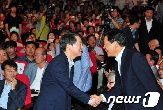 본문 이미지 - 18일 오후 전주시 덕진구 덕진예술회관에서 열린 안철수와 함께하는 도민 토론회에서 안철수 의원이 강동원 국회의원과 악수를 나누고 있다.2013.7.18/뉴스1 © News1   김대웅 기자