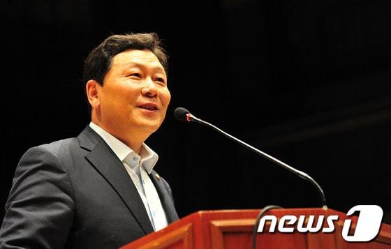 본문 이미지 - 18일 오후 전주시 덕진구 덕진예술회관에서 열린 안철수와 함께하는 도민 토론회에서 무소속 강동원 국회의원이 축사를 하고 있다.2013.7.18/뉴스1 © News1 김대웅 기자