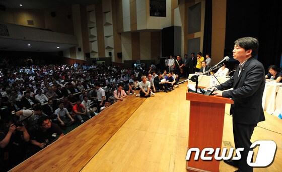 본문 이미지 - 18일 오후 전주시 덕진구 덕진예술회관에서 열린 안철수와 함께하는 도민 토론회에서 안철수 의원이 토론에 앞서 모두발언을 하고 있다.2013.7.18/뉴스1 © News1   김대웅 기자