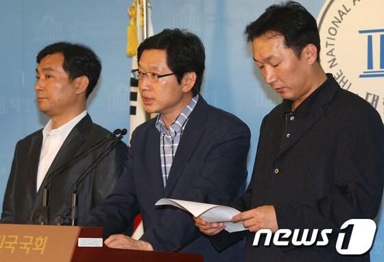 본문 이미지 - 참여정부 대통령비서실 비서관들. 왼쪽부터 임상경 기록관리비서관, 김경수 연설기획비서관, 이창우 1부속실 행정관. /뉴스1 © News1 송원영 기자