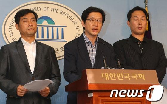 본문 이미지 - 참여정부 대통령비서실 비서관들이 지난 7월 18일 오후 국회 정론관에서 기자회견을 하고 있다. 왼쪽부터 임상경 기록관리비서관, 김경수 연설기획비서관, 이창우 1부속실 행정관. /뉴스1 © News1 송원영 기자