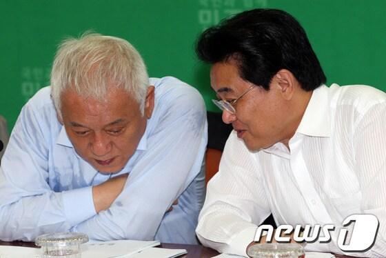 본문 이미지 - 김한길 민주당 대표와 전병헌 원내대표가 19일 오전 서울 여의도 국회에서 열린 최고위원회의에서 대화를 나누고 있다. 2013.7.19/뉴스1 © News1 허경 기자