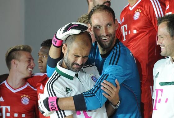 본문 이미지 - 18일(현지시간) 독일 축구 분데스리가 바이에른 뮌헨의 골키퍼 톰 슈타르케(오른쪽)가 뮌헨의 구단 본부에서 2013-14 시즌  팀 단체사진 촬영 도중 펩 과르디올라 감독을 실수로 때리고 나서 안고 있다. © AFP=뉴스1 