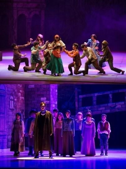 본문 이미지 - 뮤지컬 &#39;노트르담 드파리&#39;와 &#39;레 미제라블&#39;의 한 장면&#40;위부터&#41;&#40;N.A뮤지컬컴퍼니 제공&#41;. © News1   