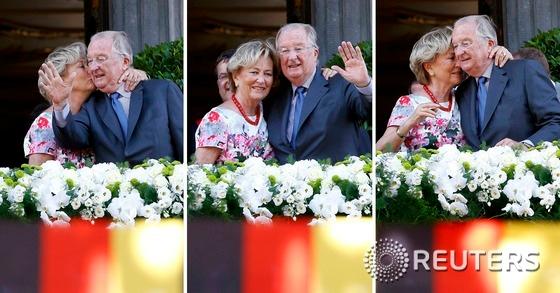 본문 이미지 - 오는 21일 필리페 왕세자에게 왕위를 물려주고 퇴위하는 벨기에의 알베르 2세 국왕과  파올라 왕비가 19일(현지시간) 리에시를 방문, 시청사 발코니에 나와 시민들의 환대에 감사를 표하고 있다. 알베르 2세 국왕부처는 맥주와 축구, 그리고 언어권(네덜란드어, 독어, 불어) 갈등으로 유명한 벨기에의 국민적 통합을 위해 줄곧 노력해 왔으며 이제 그 의무는 아들이 이어 받는다.   © 로이터=뉴스 1  