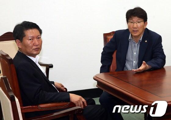 본문 이미지 - 국정원 국정조사특위가 여야 의원들의 의견차이로 파행했던 지난 2일 서울 여의도 국정조사특위 회의장에서 여야 간사인 권성동 새누리당 의원과 정청래 민주당 의원이 논의를 하고 있다.  © News1   송원영 기자