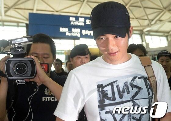 본문 이미지 - 시즌 준비를 위해 영국으로 출국하는 기성용 선수(스완지 시티 AFC)가 2일 오후 인천국제공항에 들어서고 있다. 2013.7.2/뉴스1 © News1   손형주 기자