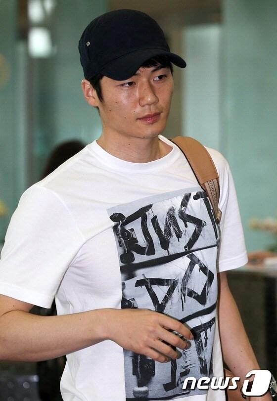 본문 이미지 - 8살 연상의 여배우 한혜진과 결혼식을 마친 축구선수 기성용이 2일 오전, 소속팀 복귀를 위해 인천국제공항 출국장으로 들어서고 있다. 2013.7.2 머니투데이/뉴스1 © News1   