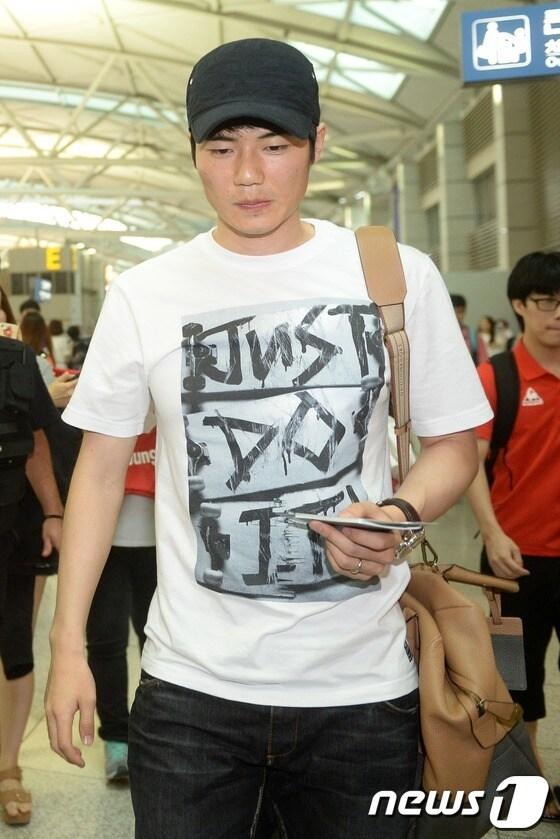 본문 이미지 - 시즌 준비를 위해 영국으로 출국하는 기성용 선수(스완지 시티 AFC)가 2일 오후 인천국제공항에 들어서고 있다. 2013.7.2/뉴스1 © News1  