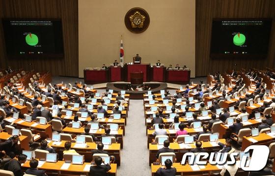 본문 이미지 - 지난 7월2일 국회 본회의에서 2007년 제2차 남북정상회담 회의록, 녹음기록물 등 국가기록원 보관 자료 제출의 건이 재석 276인, 찬성 257인, 반대 17인, 기권 2인으로 가결되고 있다. © News1 