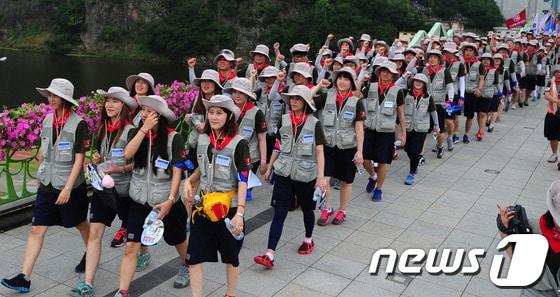 본문 이미지 - 오는 22일부터 150명 이상이 참여하는 수상·항공·산악·장거리 걷기 등이 포함된 청소년수련활동은 시·군·구에 신고해 사전 인증을 의무적으로 받아야 한다. /뉴스1 © News1 