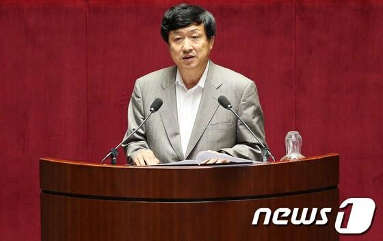 본문 이미지 - 6월 임시국회 회기 마지막 날인 2일 서울 여의도 국회에서 열린 본회의에서 신기남 국정원 국정조사특위 위원장이 '국가정보원 댓글 의혹 사건 등의 진상규명을 위한 국정조사계획서 승인의 건'에 대해 제안 설명을 하고 있다. 2013.7.2/뉴스1 © News1 오대일 기자