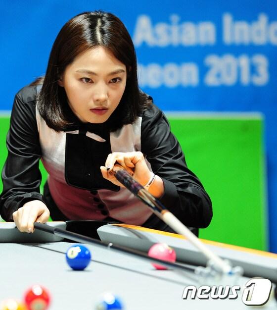 본문 이미지 - 2일 인천시 연수구 송도컨벤시아에서 열린 ‘2013 제4회 인천 실내,무도 아시아경기대회’ 여자 10볼 개인전 32강전 제 11 경기 차유람(한국)-치촘나르트 시라파트(태국) 경기에서 차유람 선수가 경기에 임하고 있다.2013.7.2/뉴스1 © News1   신창원 기자