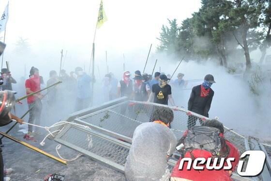 본문 이미지 - 20일 오후 현대자동차 비정규직 철탑농성장에서 희망버스 참가자들과 현대차 사측 관리자 간의 물리적 충돌이 발생했다. 희망버스 참가자들이 현대차 울산3공장 철조망을 뜯어내고 있다. 2013.7.20/뉴스1  © News1   노화정 기자 