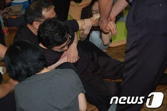 본문 이미지 - 21일 오전 교육부 정종철 교육정책국장과 협상이 결렬되자 오열하고 있는 유가족 © News1 심영석 기자