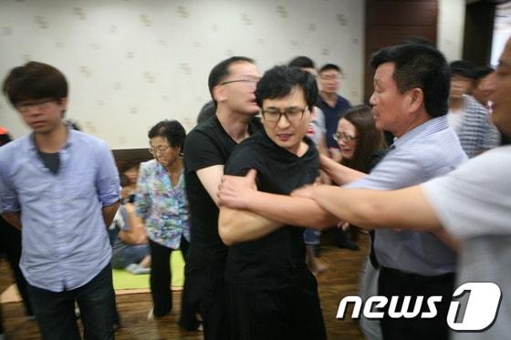 본문 이미지 - 21일 사설 해병대 캠프 참사로 목숨을 잃은 학생들의 유가족이 공주사대부고 교장 파면을 촉구하며 소란을 피우고 있다./2013.7.21 뉴스1 © News1 이영석 기자