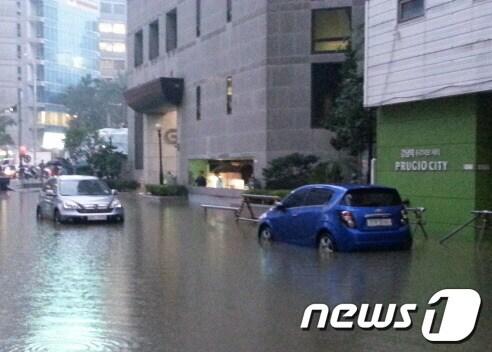 본문 이미지 - 호우경보가 내려진 22일 오전 서울 강남역 인근 도로가 시간당 50∼70㎜ 안팎의 폭우로 인해 물에 잠겨있다. 2013.7.22 머니투데이/뉴스1 © News1   