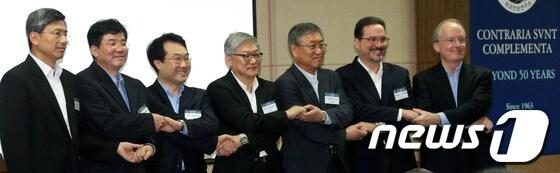 본문 이미지 - 왼쪽부터 첸하이 주한중국부 대사, 동만위안 CIIS 부소장, 이도훈 북핵외교기획단장, 윤덕민 국립외교원장, 홍지인 국립외교원 외교안보연구소장, 마이클.J.그린 CSIS 부소장 겸 일본 의장, 로버트 랩슨 국무부 한국과장 겸 6자회담 특사 대리. 2013.7.22/뉴스1