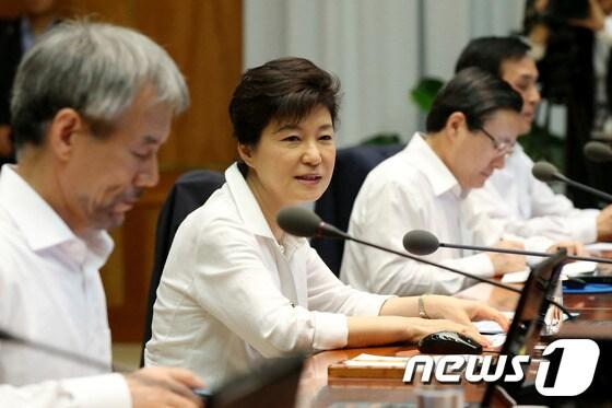 본문 이미지 - 수석비서관회의를 주재하고 있는 박근혜 대통령. &#40;청와대 제공&#41; /뉴스1 © News1   박철중 기자