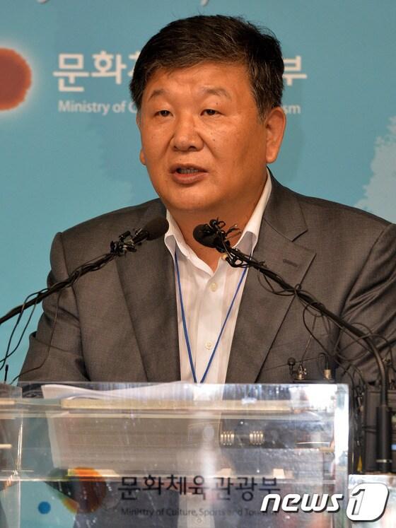 본문 이미지 - 노태강 문화체육관광부 체육국장이 22일 오전 서울 종로구 문화체육관광부 기자실에서 광주세계수영선수권대회 정부보증서 조작 관련 문화체육관광부 입장을 밝히고 있다. 문화체육관광부는 세계수영선수권대회 유치위원회가 국무총리와 국무위원의 서명을 도용해 국제수영연맹에 제출한 행위는 중대한 범죄행위로 사법당국에 수사의뢰 하겠다고 밝혔다. 2013.7.22/뉴스1  © News1   박세연 기자