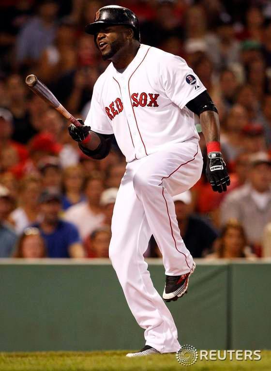본문 이미지 - 미국 메이저리그 보스턴 레드삭스의 지명타자 데이비드  오르티스가 21일(현지시간) 보스턴에서 열린 뉴욕 양키스전 1회 자신이 카격한 공이 자기 발에 맞은 후 아파하고 있다.  © 로이터=뉴스1  