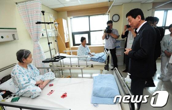 본문 이미지 - 진영 보건복지부 장관이 22일 오후 인천시 중구 인하대병원을 방문해 ‘보호자 없는 병실’을 둘러보고 있다. 인하대병원은 지난 17일부터 보건복지부와 국민건강보험공단이 추진 중인 ‘보호자 없는 병원 사업’에 상급종합병원으로 최초로 참여하고 있다.2013.7.22/뉴스1 © News1 신창원 기자