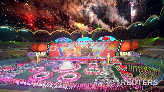 본문 이미지 - 사진은 북한 조선중앙통신이 공개한 지난해 7월22일 평양 &#39;5월1일 경기장&#39;에서 열린 &#39;아리랑&#39; 공연 장면. © 로이터=뉴스1   이재영 인턴기자