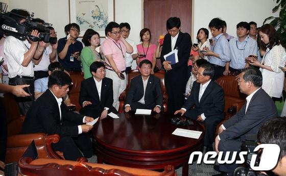 본문 이미지 - 2007년 남북정상회담 대화록 민주당 열람위원들이 23일 오전 서울 여의도 국회 운영위원회 소회의실에 보관된 남북정상회담 대화록 부속자료 단독 열람을 요청하기 위해 운영위원장실을 방문해 기자들의 질문에 답하고 있다. 왼쪽부터 박민수,박범계, 전해철, 우윤근, 박남춘 의원. 2013.7.23/뉴스1 © News1 허경 기자