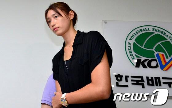 본문 이미지 - 김연경 선수가 23일 오전 서울 상암동 한국배구연맹 대회의실에서 열린 상벌위원회에서 입장을 발표한 뒤 나오고 있다.2013.7.23/뉴스1 © News1   최영호 기자