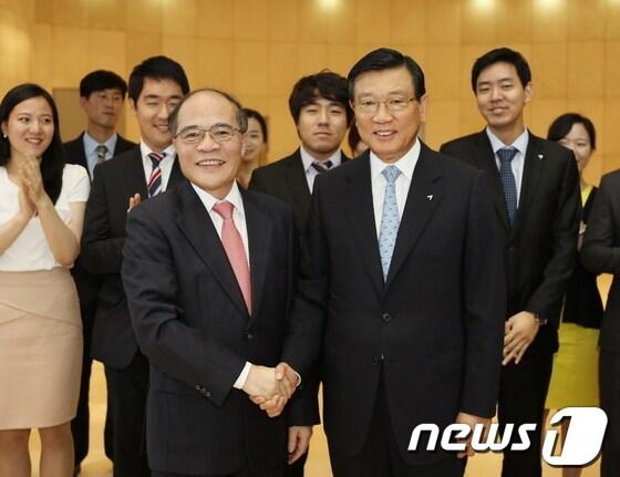 본문 이미지 - 박삼구 회장, 응웬 신 훙 베트남 국회의장과 1년 만의 재회(사진제공=금호아시아나그룹)© News1  