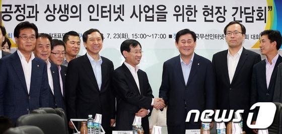 본문 이미지 - 최경환 새누리당 원내대표가 23일 오후 서울 강남구 신사동 한국무선인터넷산업연합회에서 열린 공정과 상생의 인터넷사업을 위한 당정 현장간담회에서 김상헌 NHN대표이사 등 주요 포털업체 대표, 인터넷 사업자 대표와 인사하고 있다. 2013.7.23/뉴스1 © News1   허경 기자