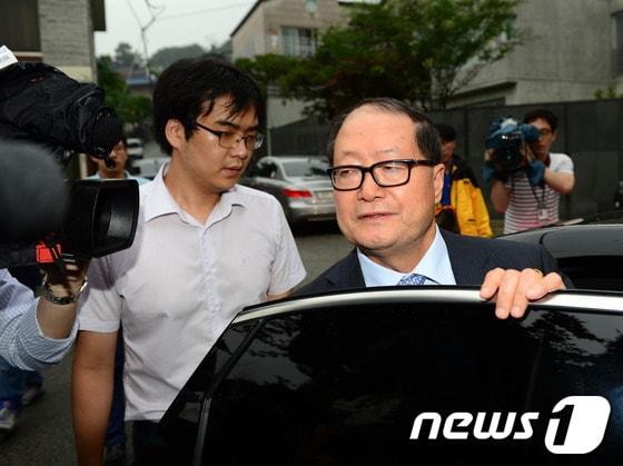 본문 이미지 - 신영무 전 대한변호사협회장(변호사)이 지난 23일 오후 서울 서대문구 연희동 전두환 전 대통령의 자택을 찾았다. 신 변호사는 이날 전세봉 변호사와 함께 전 전 대통령의 자택에 약 2시간 동안 머물렀다. © News1 정회성 기자 