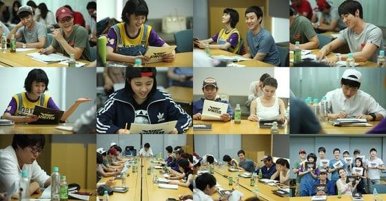 본문 이미지 - tvN '응답하라 1994' 대본 연습 현장(CJ E&M 제공). © News1  