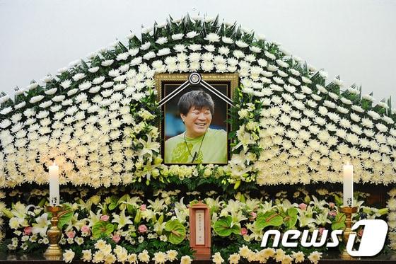 본문 이미지 - 故 김종학 PD의 빈소가 23일 오후 서울 송파구 풍납동 서울아산병원 장례식장에 마련됐다. 이날 오전 김 PD는 경기도 분당구 야탑동의 한 고시텔에서 숨진 채 발견됐다. 1981년 MBC '수사반장'으로 데뷔한 고 김 PD는 모래시계, 여명의 눈동자, 태왕사신기 등 굵직굵직한 드라마를 연출해 한국 드라마의 거장으로 불렸다. 발인은 오는 25일 오전 8시. 2013.7.23/뉴스1 © News1   사진공동취재단