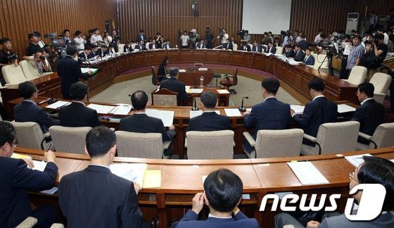 본문 이미지 - 황교안 법무부 장관이 24일 오전 서울 여의도 국회에서 열린 국가정보원 댓글 의혹 사건 등의 진상규명을 위한 국정조사특별위원회에 증인으로 출석, 기관보고를 하고 있다. 특위는 이날 법무부 기관보고에 이어 25일에는 경찰청, 26일에는 국정원 기관보고를 차례로 진행한다. 2013.7.24/뉴스1 © News1 허경 기자