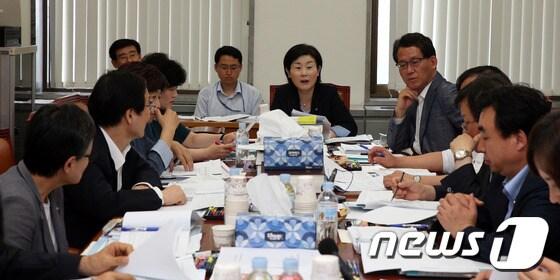 본문 이미지 - 24일 오전 서울 여의도 국회에서 열린 교육문화체육관광위원회 법안심사소위에서 김희정 소위원장과 여야 의원들이 안건을 심의하고 있다. 2013.7.24/뉴스1 © News1   허경 기자