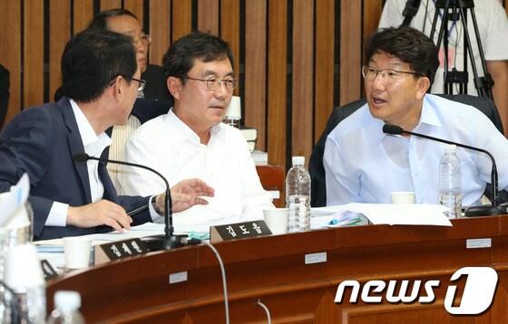 본문 이미지 - 새누리당 권성동, 경대수, 김도읍 의원이(오른쪽 부터) 24일 오후 서울 여의도 국회에서 열린 국가정보원 댓글 의혹 사건 등의 진상규명을 위한 국정조사특위에서 논의를 하고 있다. 2013.7.24/뉴스1 © News1   송원영 기자