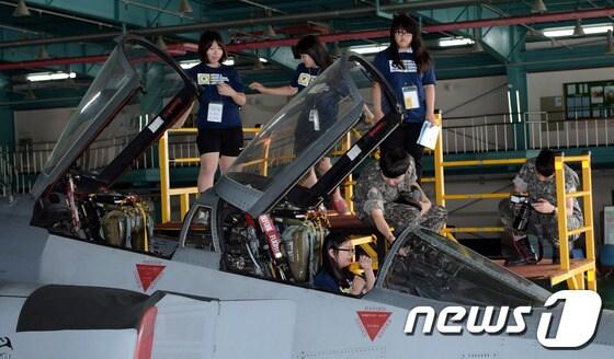 본문 이미지 - 시우보우 캠프 참가자들이 24일 오전 충북 청원군 17전투비행단을 찾아 전투기 탑승 체험을 하고 있다. (충북도교육청 제공) © News1   