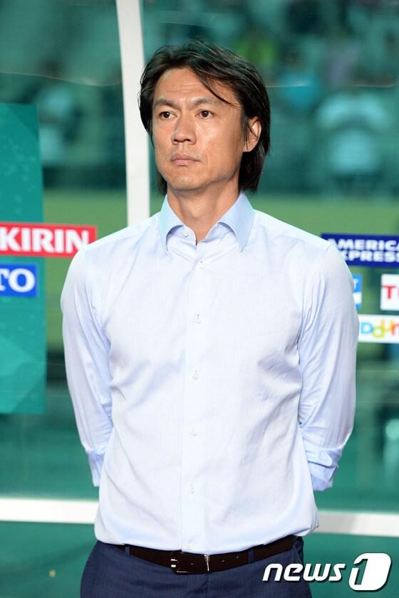 본문 이미지 - 24일 오후 화성종합경기타운에서 열린 '2013 동아시안컵 축구선수권대회' 한국과 중국의 경기에서 홍명보 감독이 경기시작전 그라운드를 주시하고 있다. © News1 이동원 기자