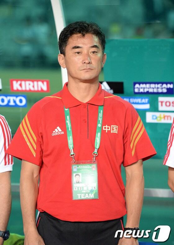 본문 이미지 - 24일 오후 화성종합경기타운에서 열린 '2013 동아시안컵 축구선수권대회' 한국과 중국의 경기에서 중국 대표팀 후보 감독 경기시작전 국민의례를 하고 있다. 2013.7.24/뉴스1 © News1 이동원 기자